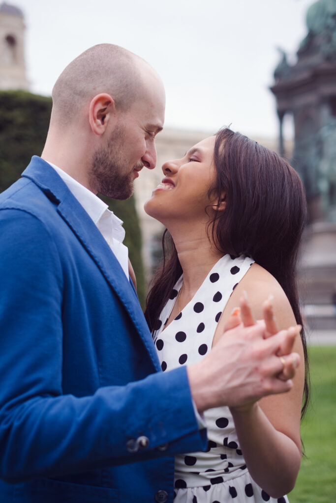 Couple dancing in the courtyard between Vienna’s twin museums