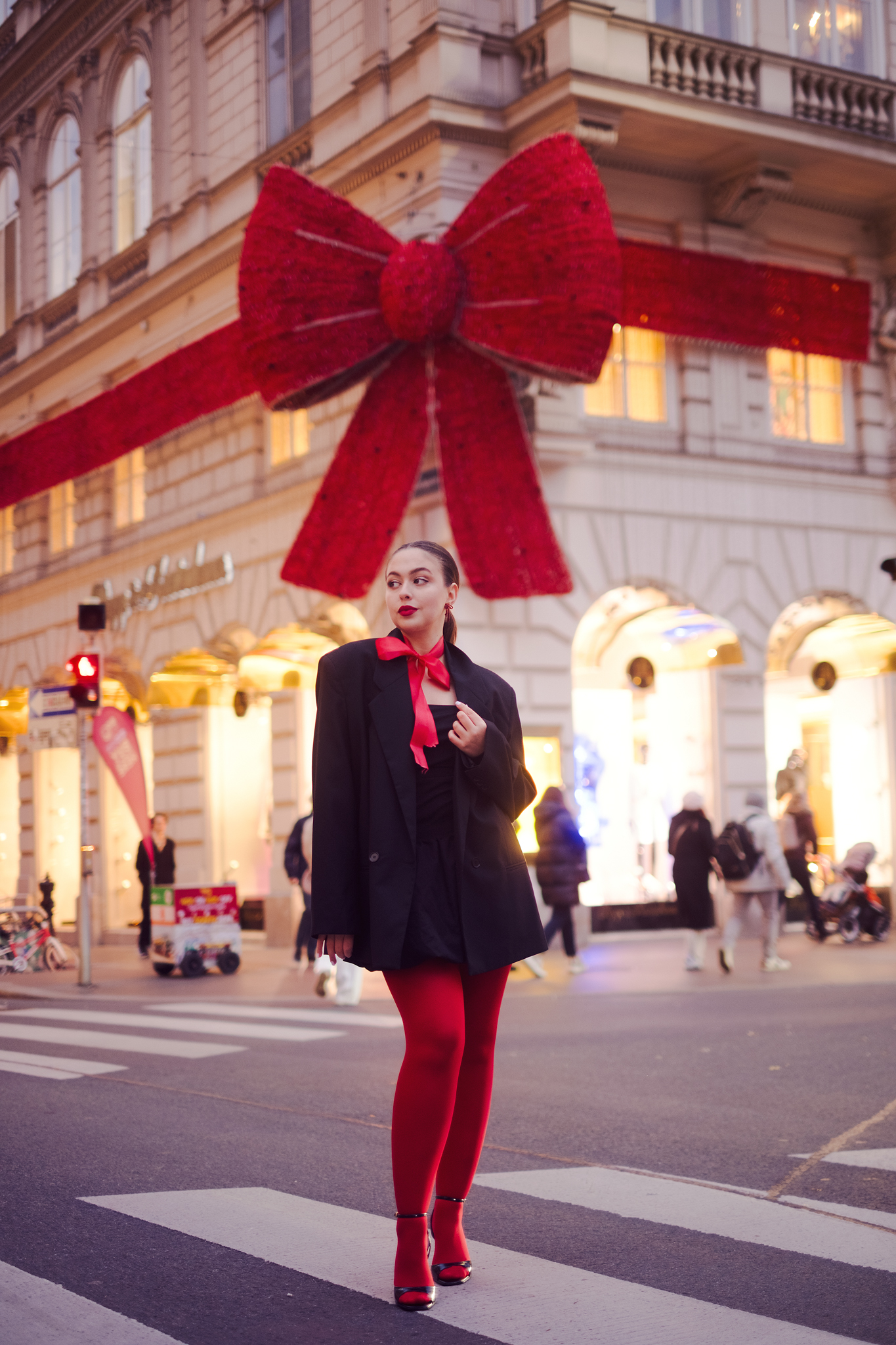 solo traveler with the viral christmas bow in vienna