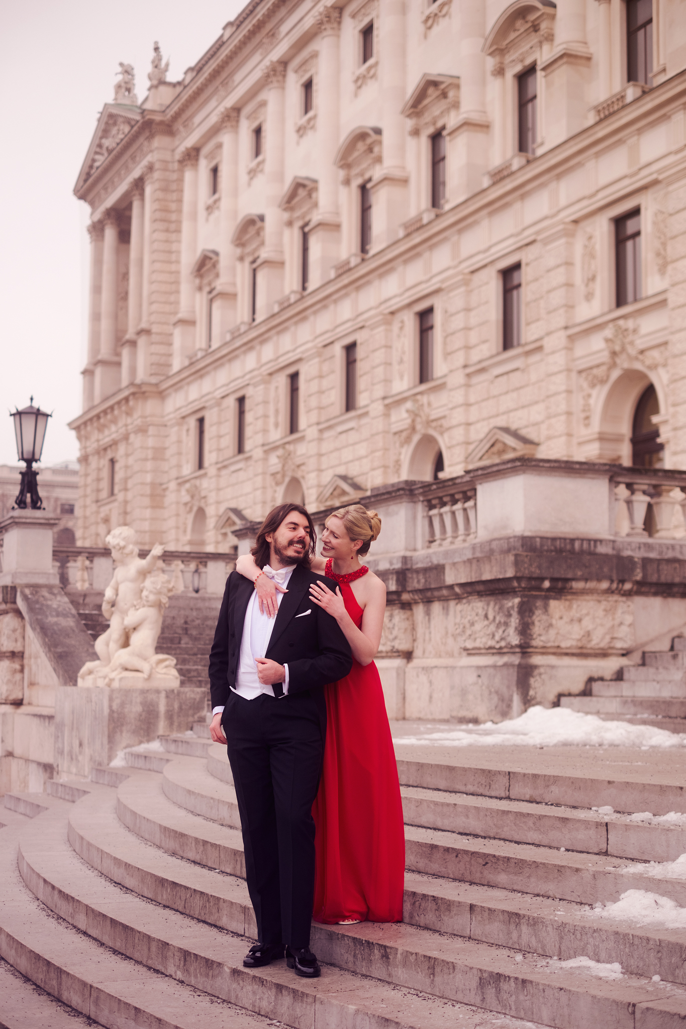 Romantic couple photoshoot in Vienna by the Hofburg palace with a local vienna photographer.