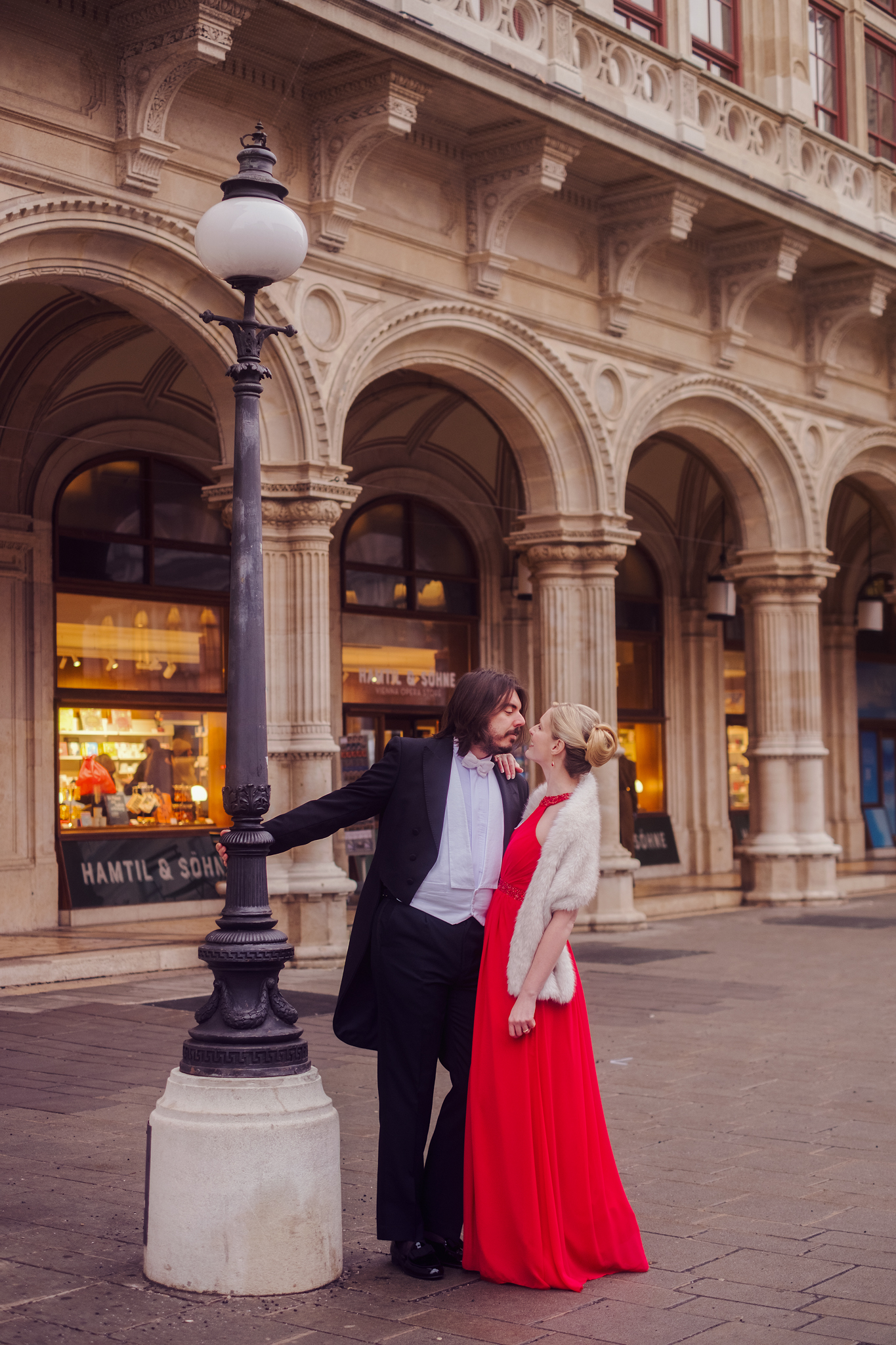 Glamorous couple photoshoot by the State Opera in Vienna with a local Vienna Photographer.
