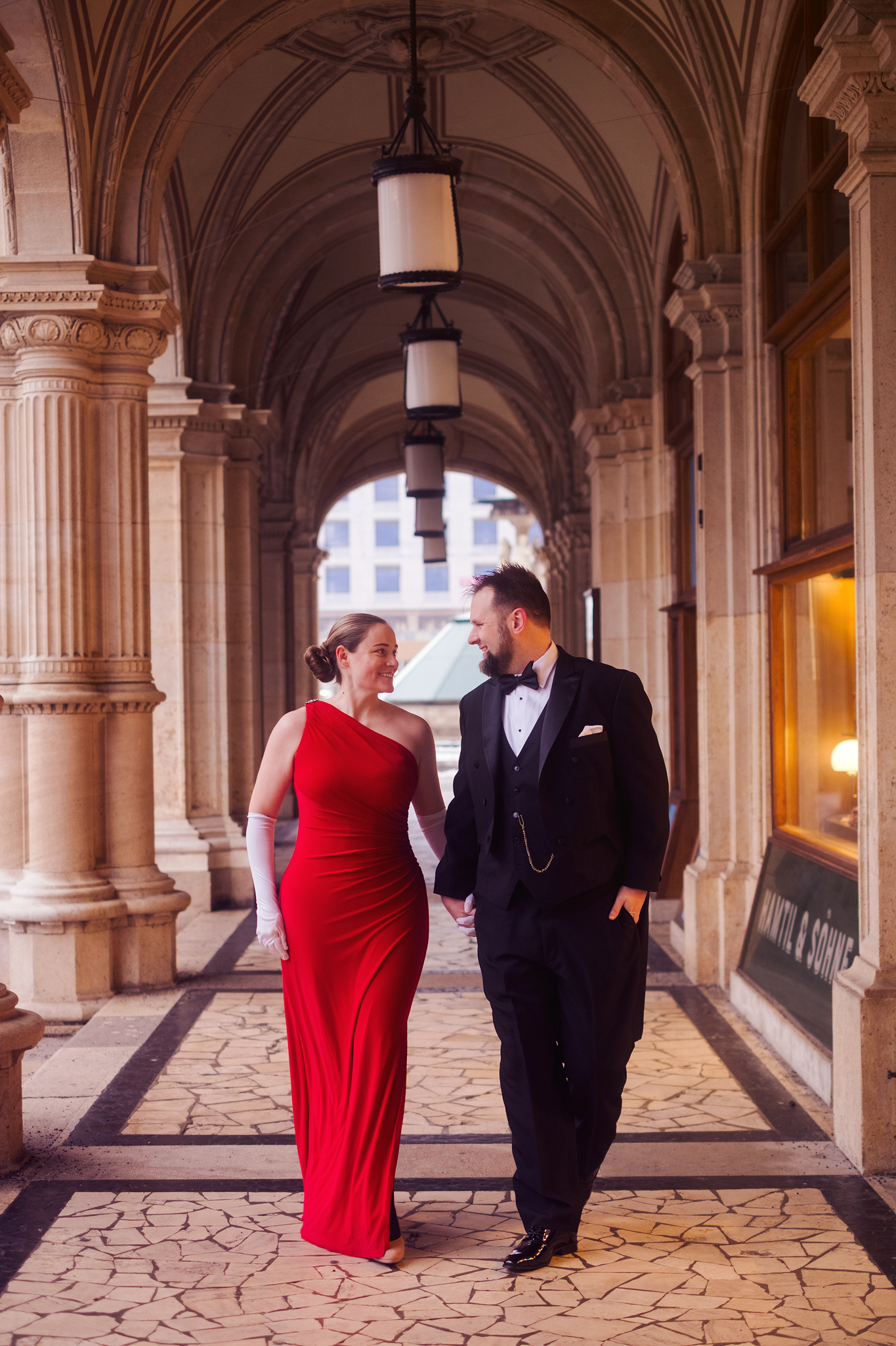 Romantic couple photoshoot by the Vienna State Opera with a Vienna Photographer