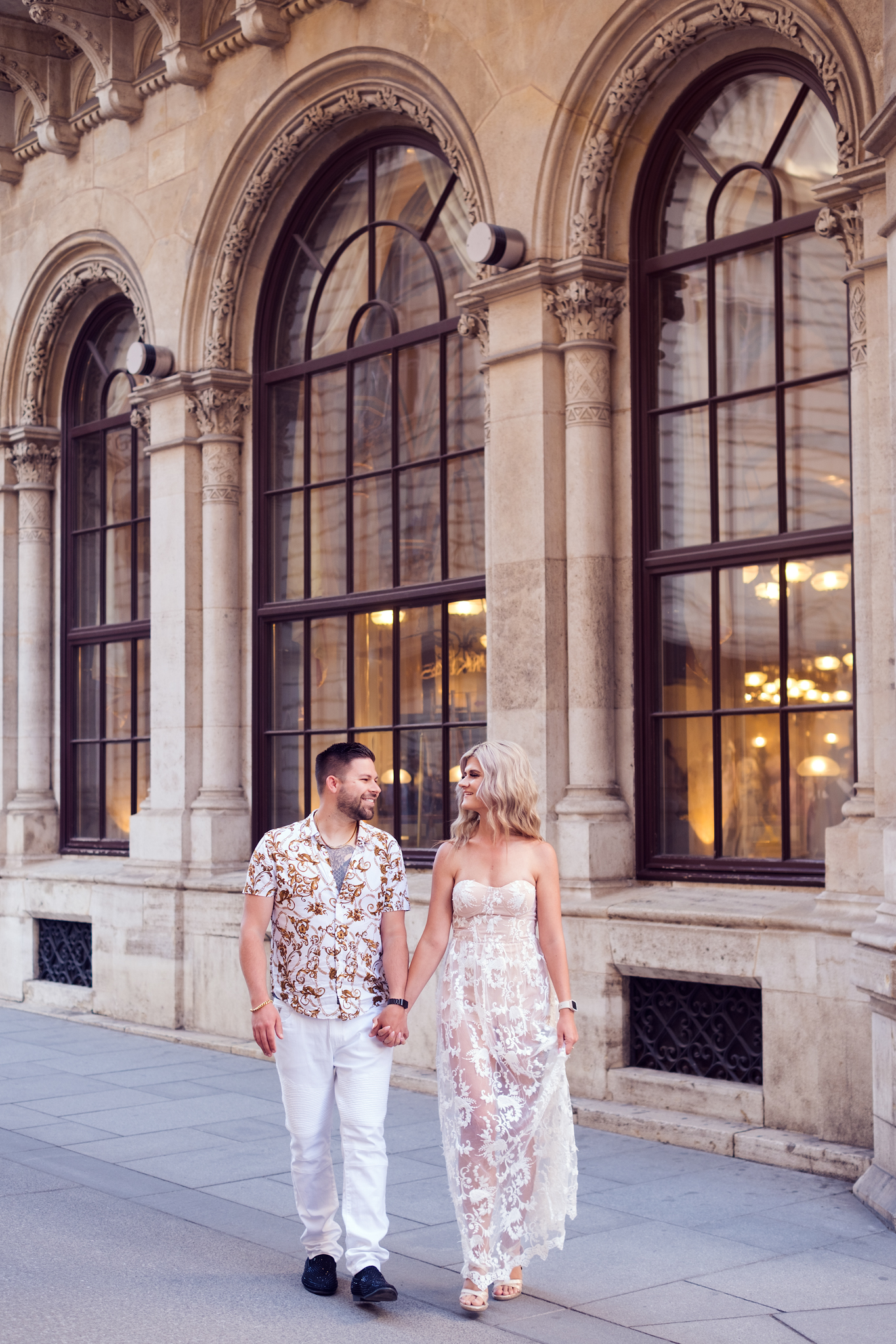 Couple photoshooting with Vienna photographer by cafe central