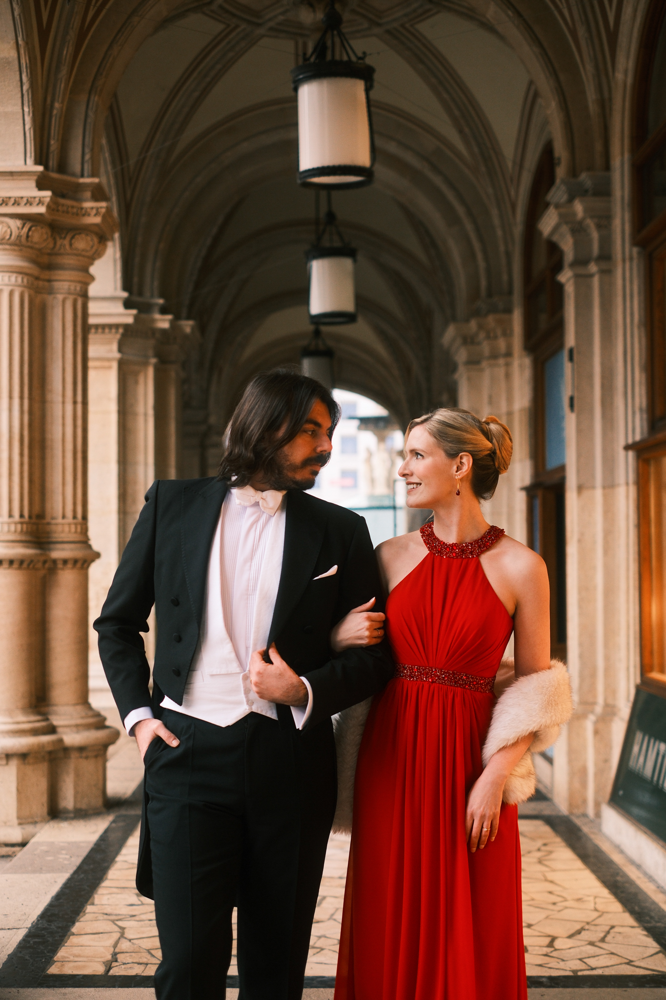 Romantic couple photoshoot by the Vienna State Opera with a Vienna Photographer