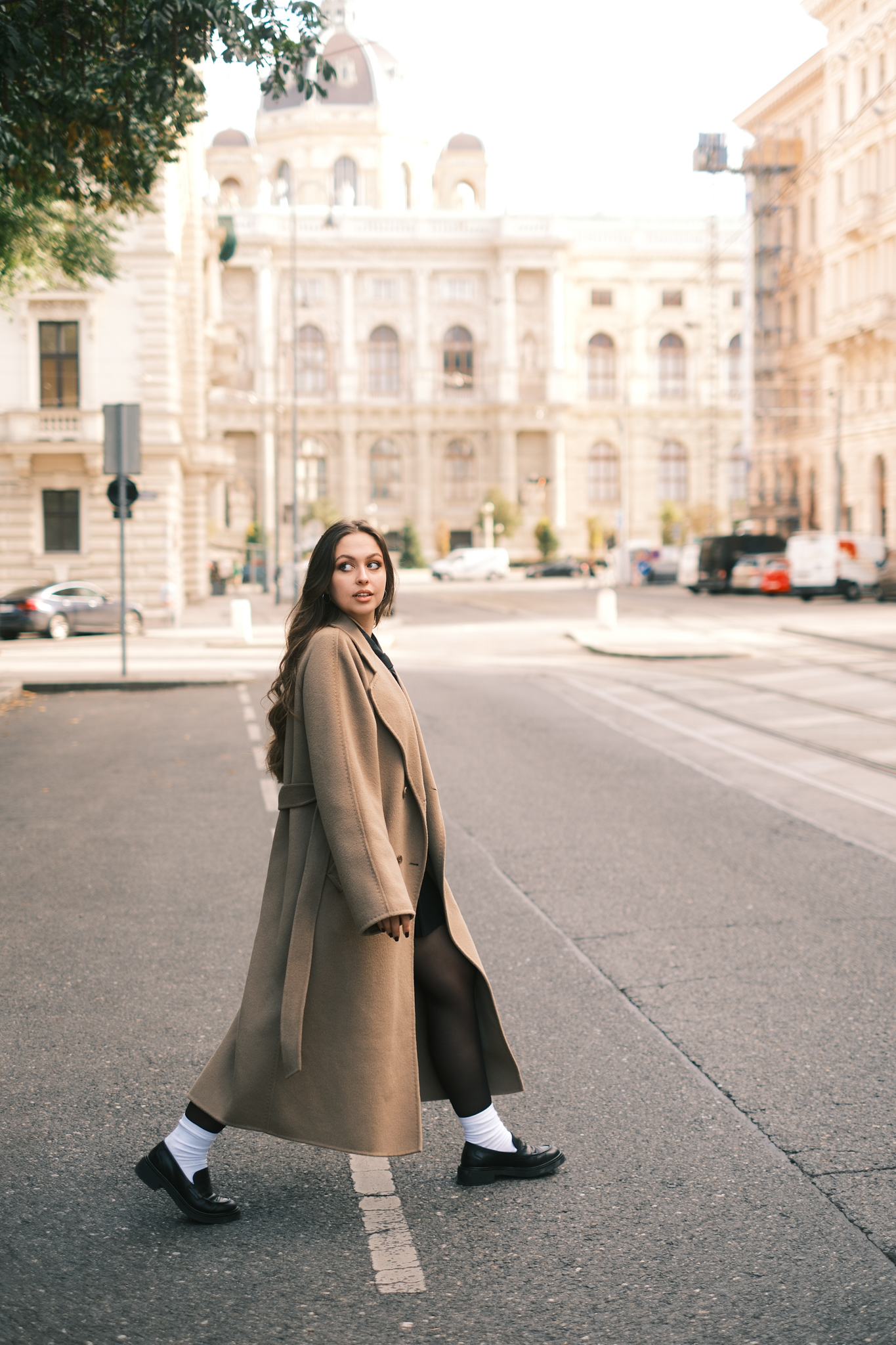 Couple photoshooting with Vienna photographer by cafe central