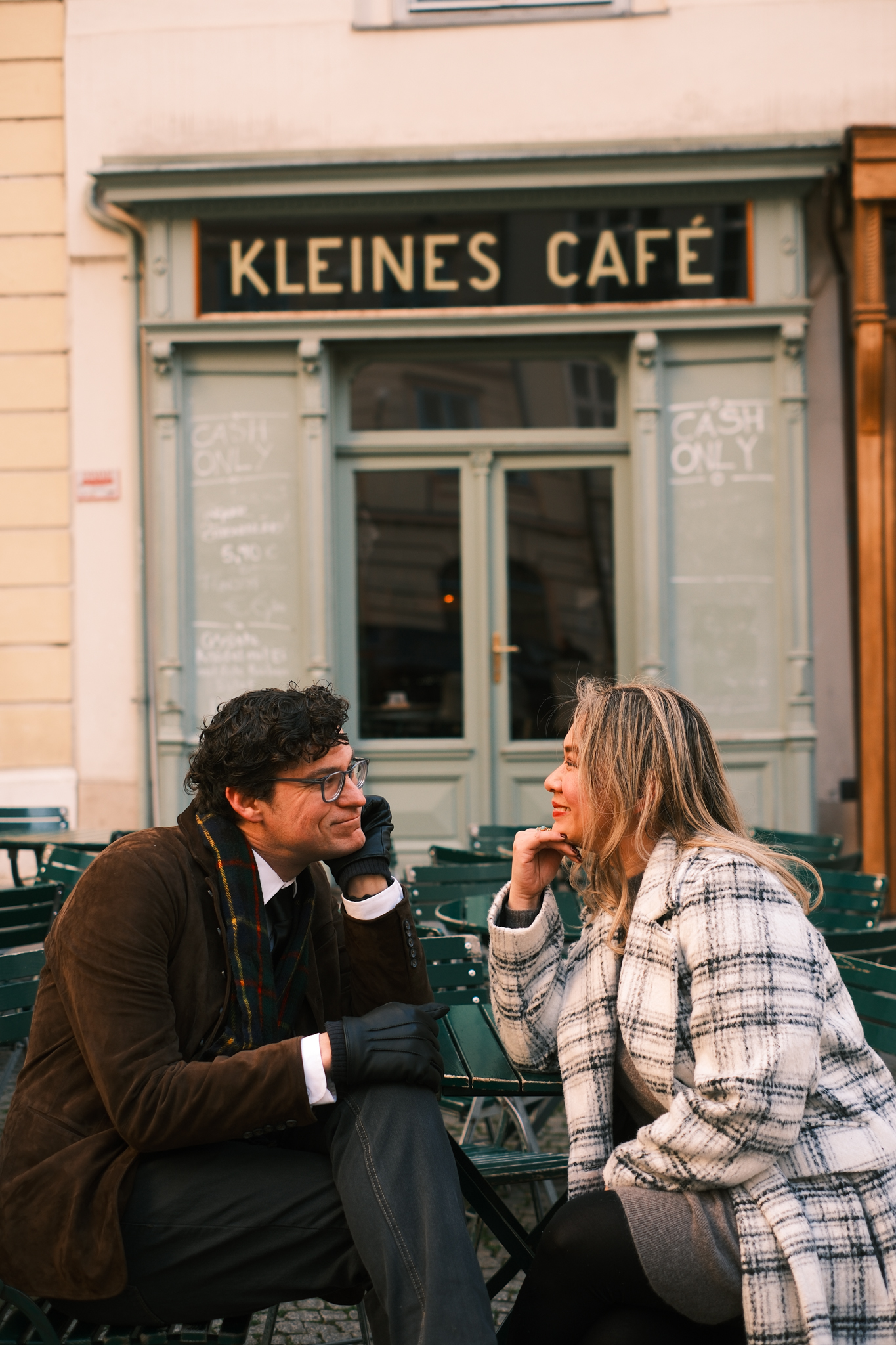 Solo traveler photoshooting in Vienna with a Vienna photographer