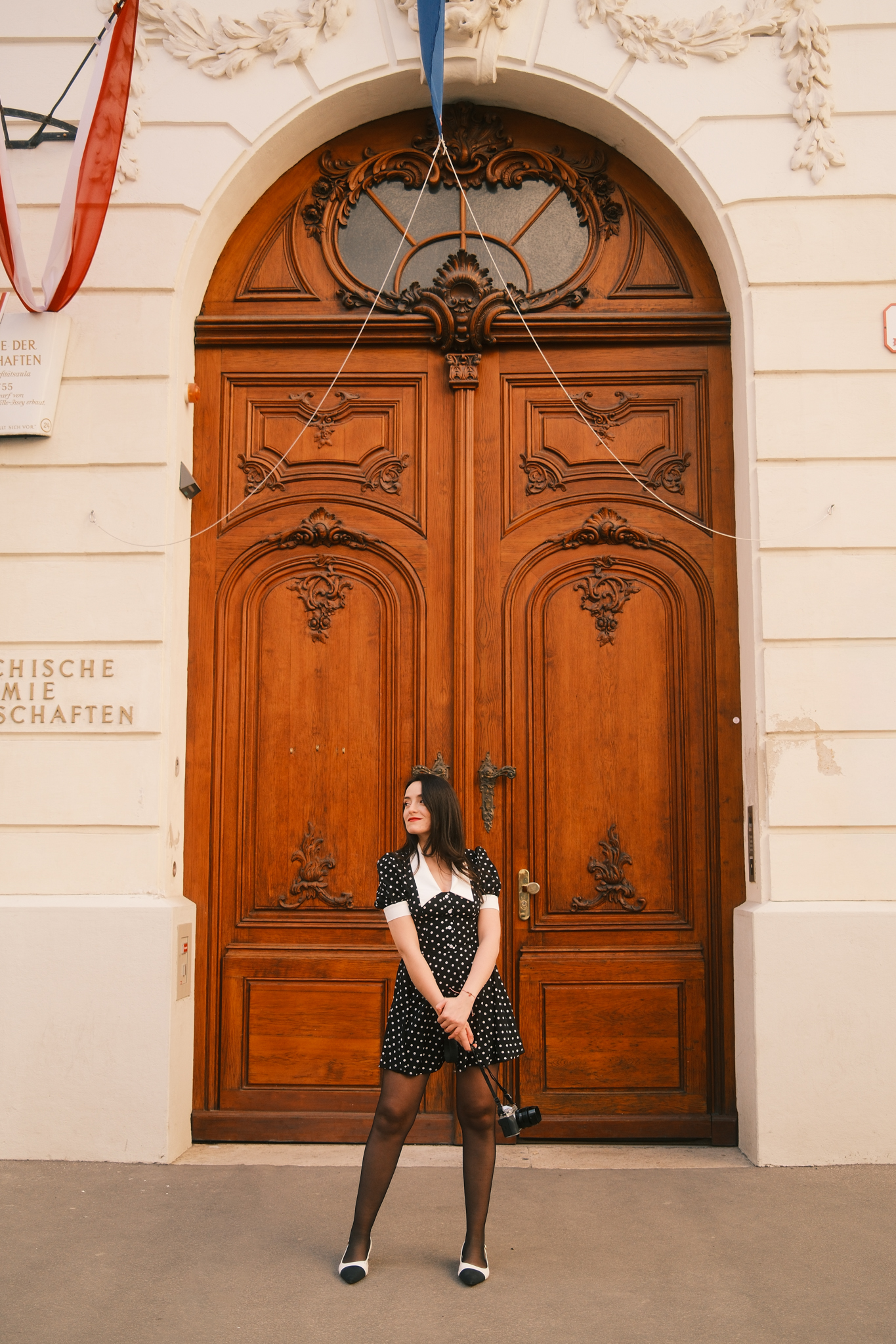 couple photoshooting with vienna photographer by the opera