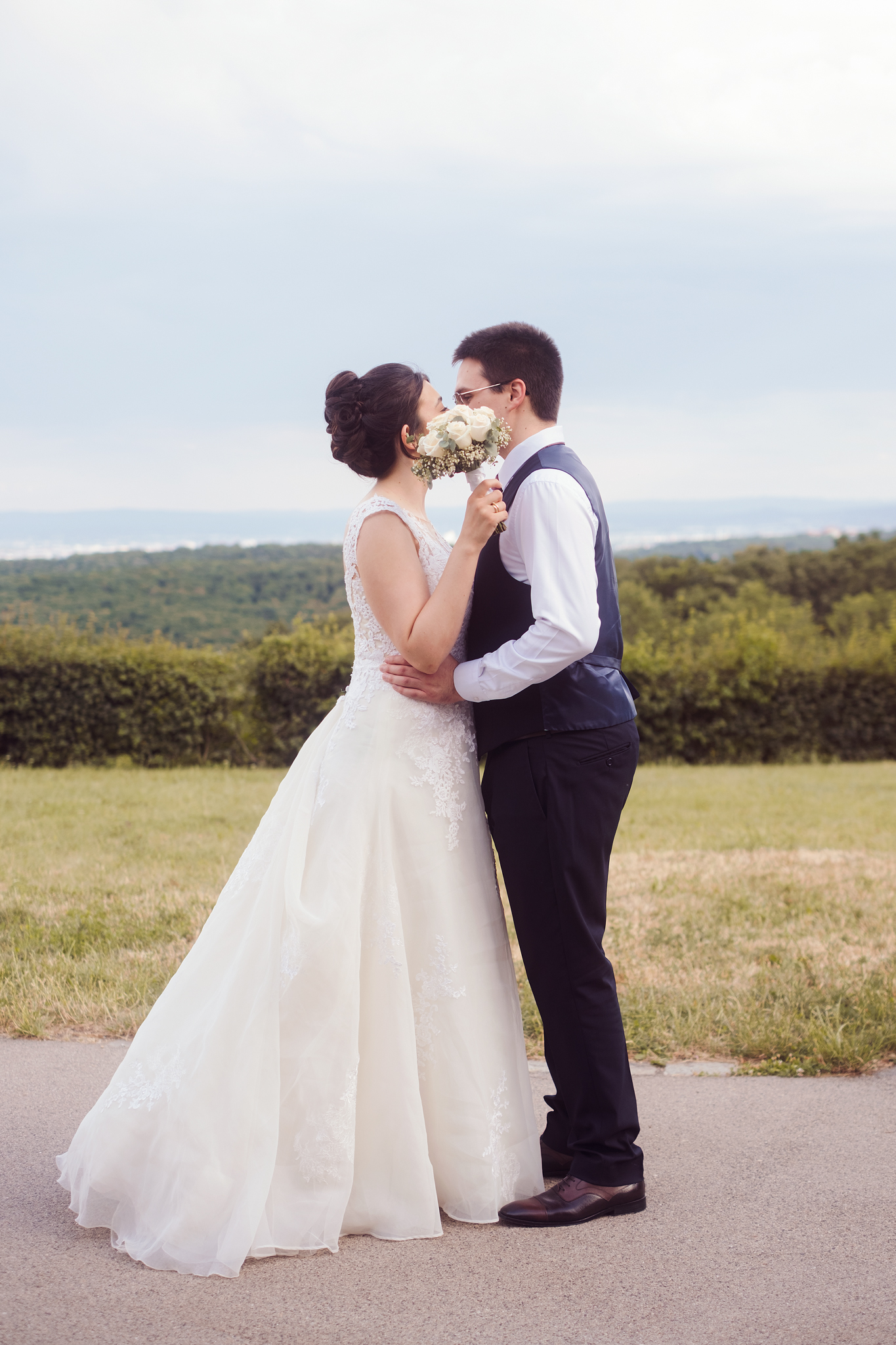 wedding photoshoot in vienna with a couple at golden hour